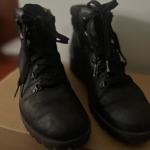 All black Timberlands with slight creasing as shown in images - Picture 2 of 4